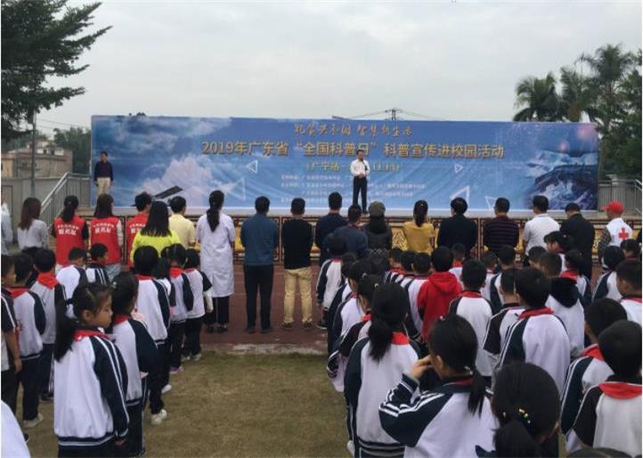 科普教育走進(jìn)校園，學(xué)生正在聽科普宣傳演講