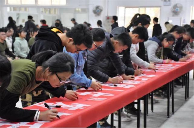 禁毒宣傳現(xiàn)場(chǎng)，大家都在為禁毒宣言簽名