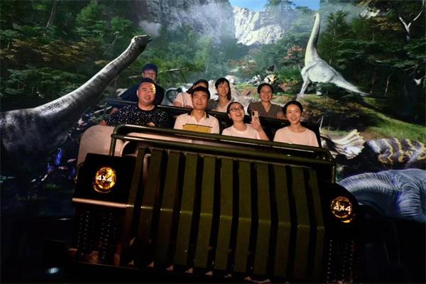 坐在軌道車(chē)上體驗(yàn)3D裸眼弧幕軌道影院